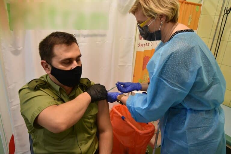 Pierwsi funkcjonariusze straży granicznej zaszczepieni przeciwko COVID-19