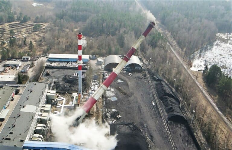 Kontrolowane wyburzenie 120-metrowego komina. Film i zdjęcia