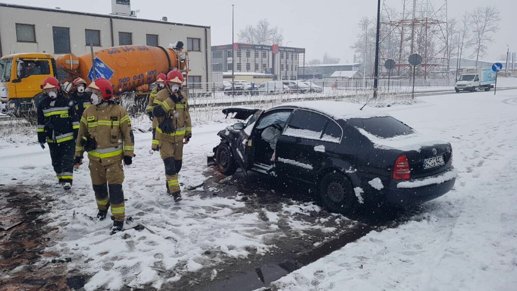 Wypadek z udziałem trzech aut w Olsztynie. Trudne warunki na drogach