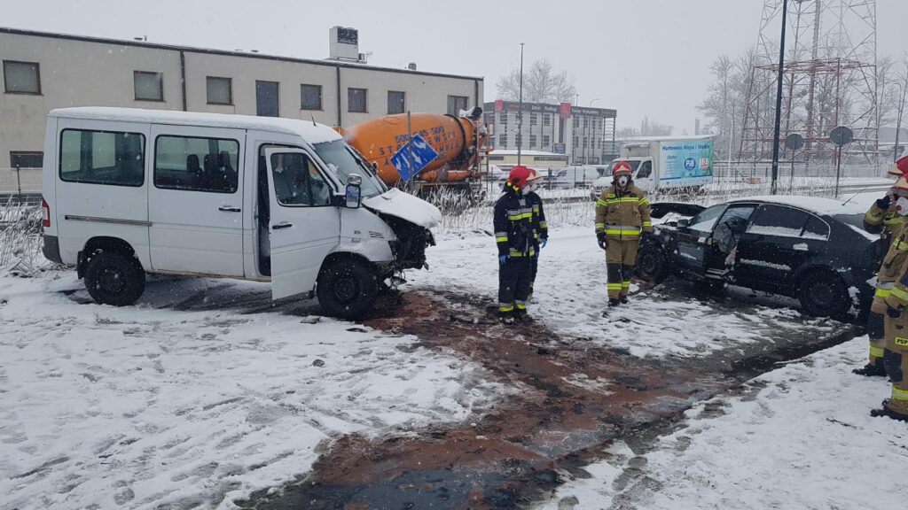 Wypadek z udziałem trzech aut w Olsztynie. Trudne warunki na drogach