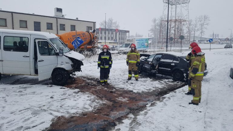 Wypadek z udziałem trzech aut w Olsztynie. Trudne warunki na drogach