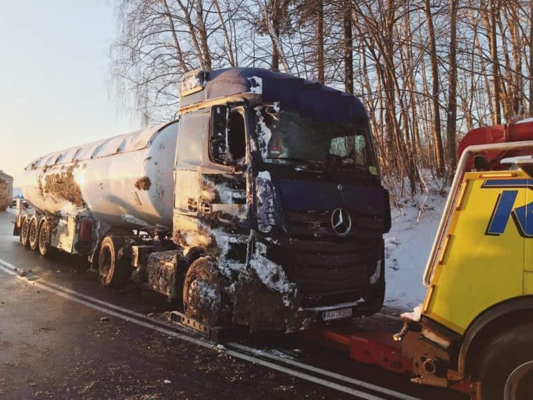 Cysterna z materiałami niebezpiecznymi przewróciła się na bok