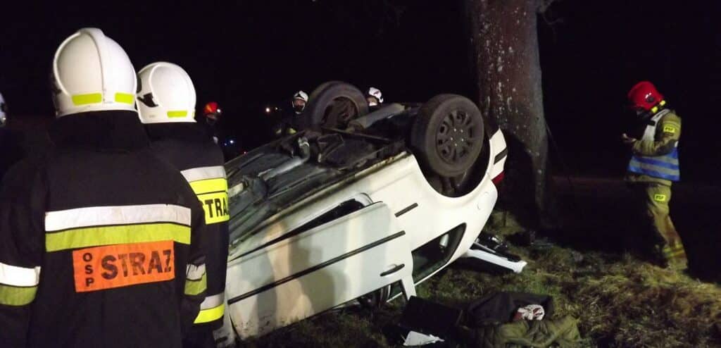 Samochód dachował po zderzeniu z drzewem wypadek Wiadomości, Nowe Miasto Lubawskie