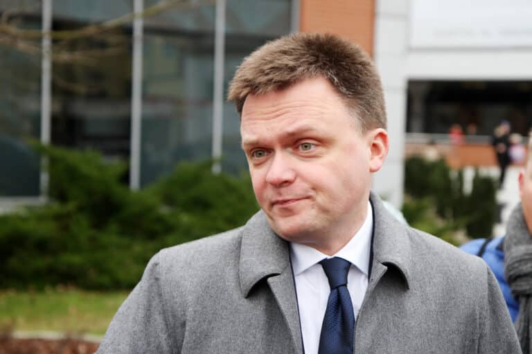 Wywołał oburzenie? Szymon Hołownia „wcisnął się” na szczepienie