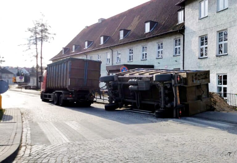 Przyczepa wyładowana ziemią przewróciła się na chodnik w trakcie jazdy