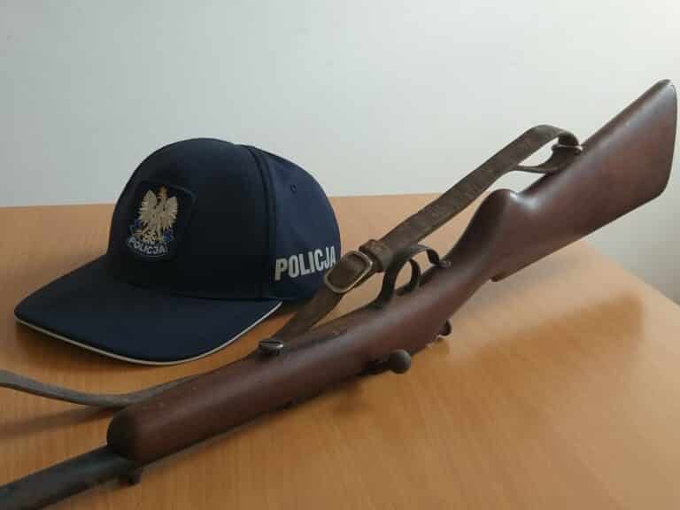 Mężczyzna znalazł w trakcie remontu 100-letni karabin