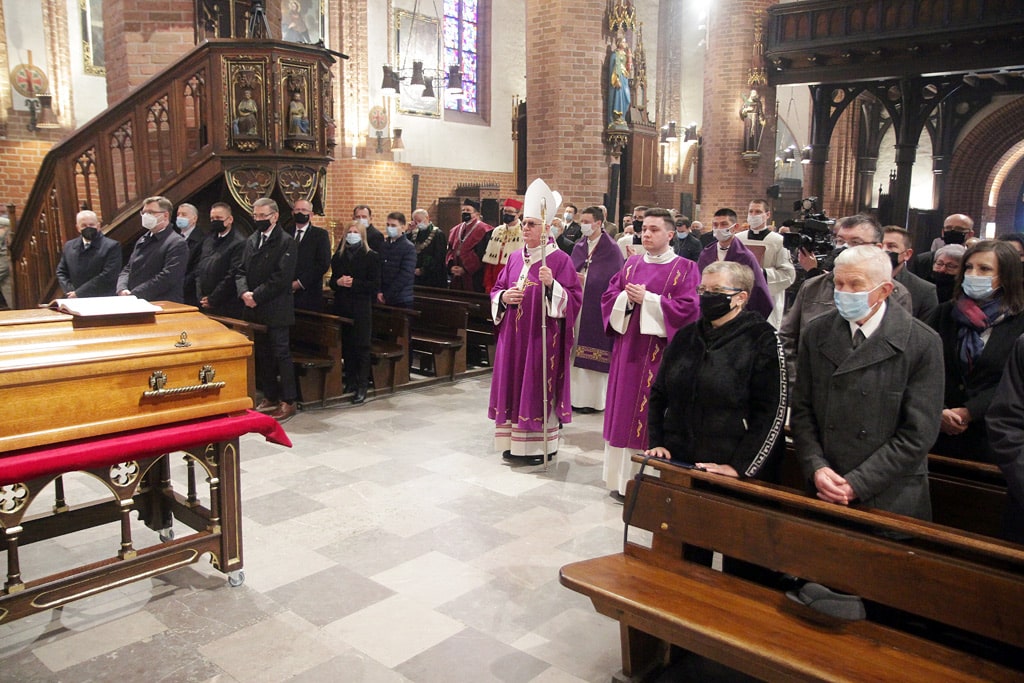 W olsztyńskiej katedrze pochowano abpa Wojciecha Ziembę pogrzeb Wiadomości