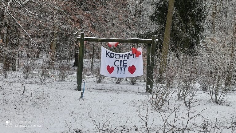 Przed oknami olsztyńskiego szpitala pojawił się wyjątkowy transparent