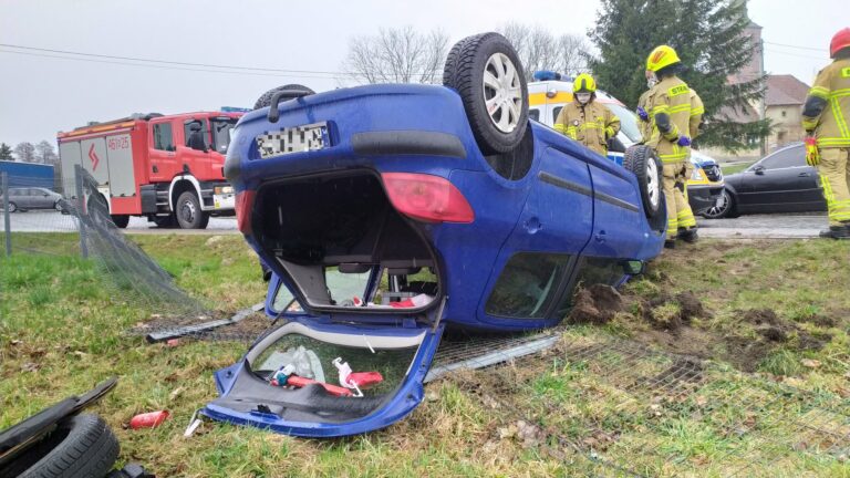 Dachował w centrum miasta