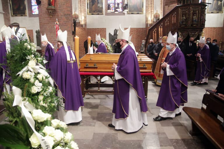 W olsztyńskiej katedrze pochowano abpa Wojciecha Ziembę