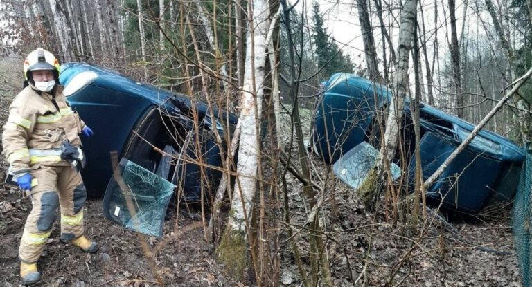 Auto wpadło do rowu i zaklinowało się między drzewami. Uwięziło kobietę