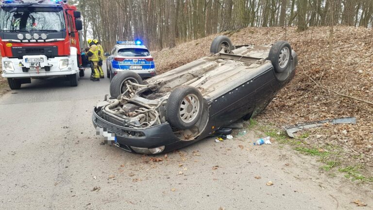 Kierowca Audi dachował