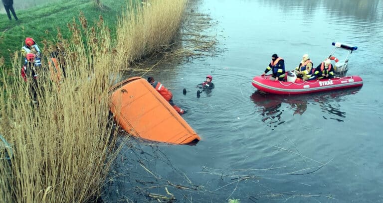 Bus wpadł do rzeki