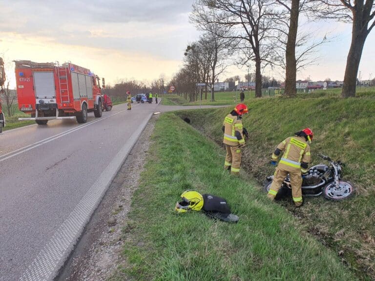 Motocyklista doprowadził do zderzenia z samochodem
