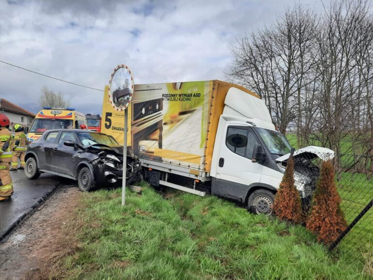 Wypadek z udziałem dw&oacute;ch aut. Jedna osoba została poszkodowana