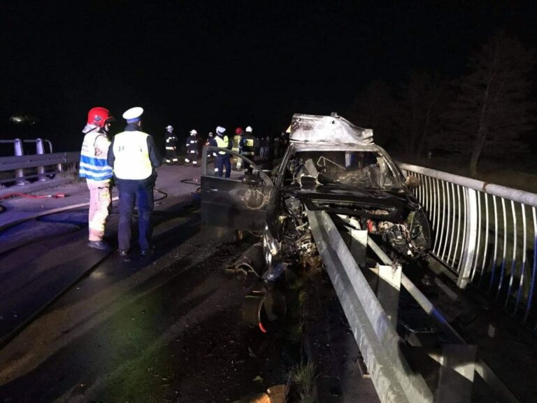 Zginął na miejscu. Auto wbiło się w barierkę i stanęło w płomieniach