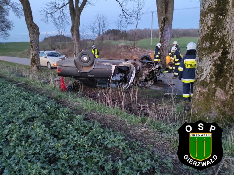 Kobieta została uwięziona w pojeździe po dachowaniu