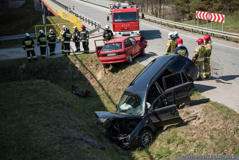 Groźne zderzenie na drodze serwisowej. Wśród pasażerów były dzieci