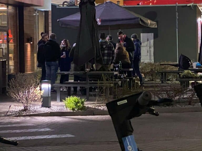 Zrobili sobie imprezę pod KFC