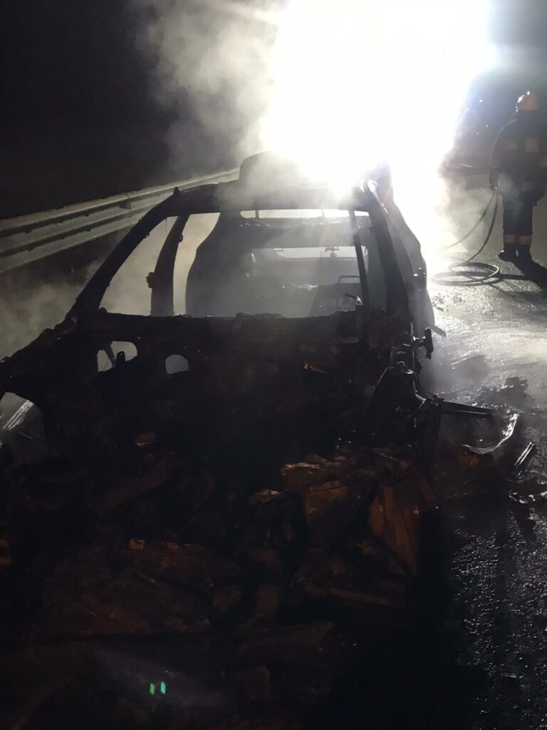 Pasażer w ostatniej chwili wyskoczył z płonącego BMW na S7 Wiadomości, Wideo