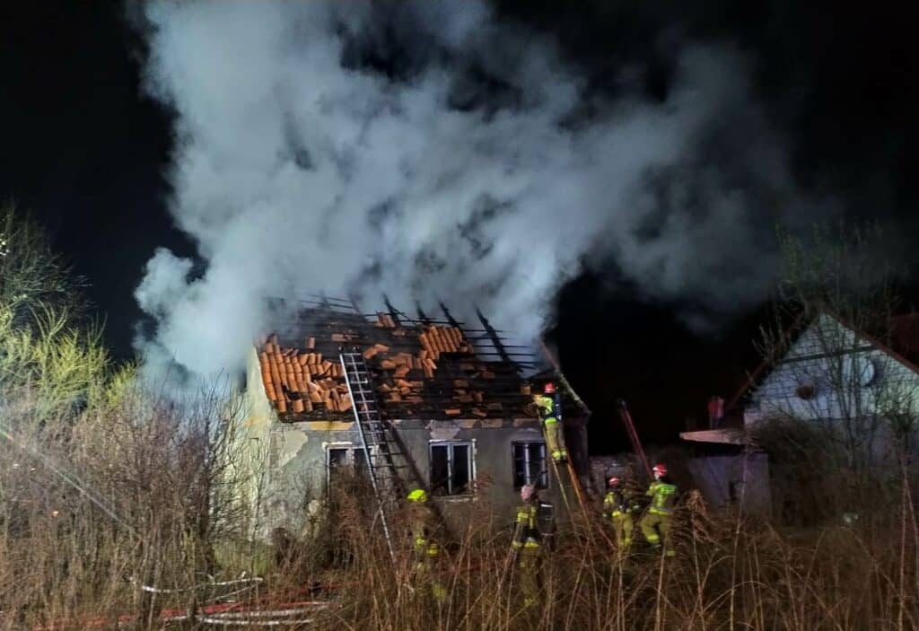 Policja wyjaśnia zagadkowy pożar opuszczonego domu pożar Wiadomości, Giżycko