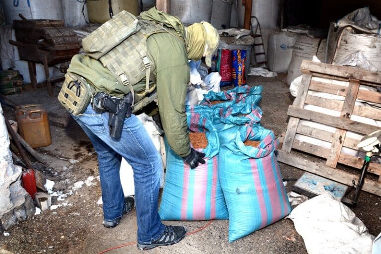 Gruzin i trzech Polak&oacute;w stanie przed sądem za handel nielegalnymi papierosami