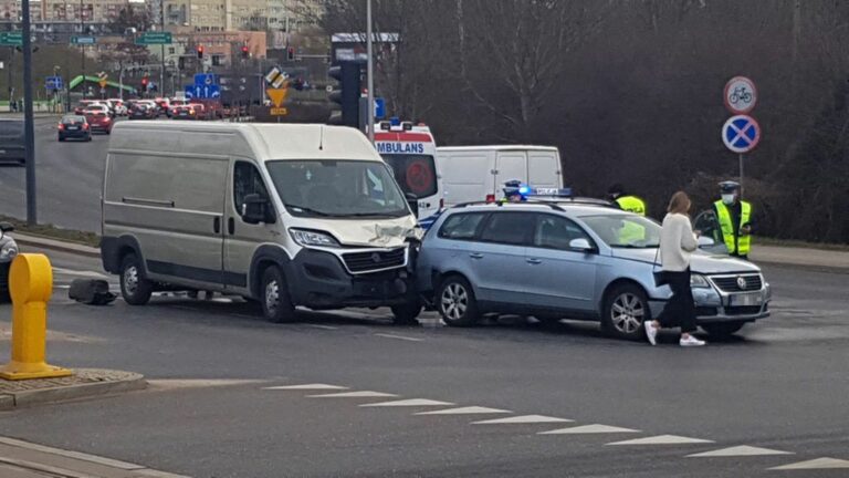 Kolizja na skrzyżowaniu ul. Obrońc&oacute;w Tobruku z al. Sikorskiego