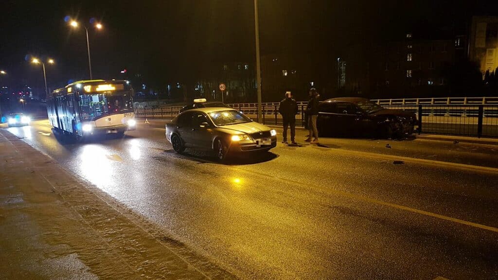 Kolizja z udziałem taksówki i BMW wypadek Wiadomości