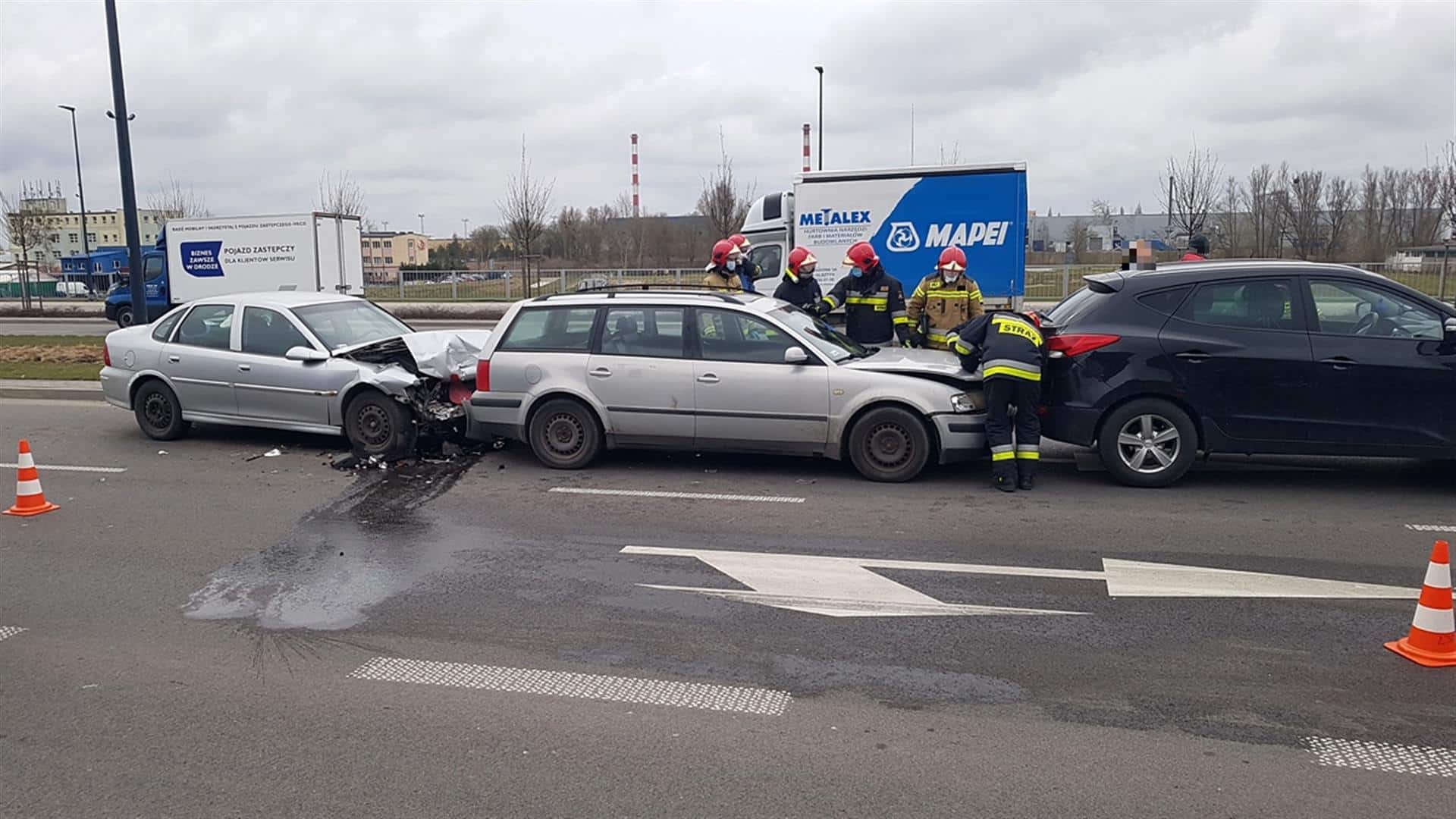 Na ul. Towarowej zderzyły się tam trzy auta osobowe wypadek Wiadomości