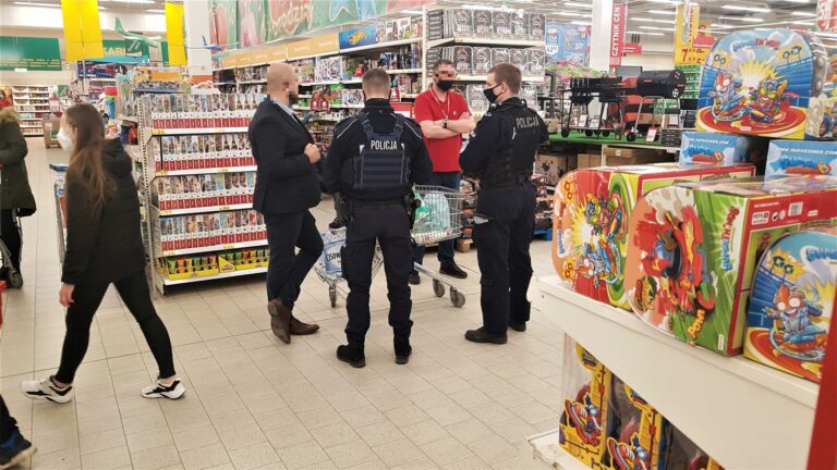 Lansował chodzenie bez maseczki po supermarkecie. Wkroczyła policja