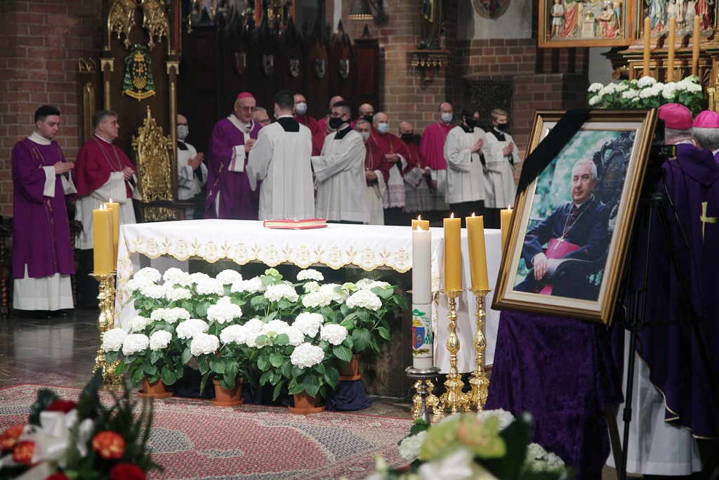 W olsztyńskiej katedrze pochowano abpa Wojciecha Ziembę pogrzeb Wiadomości