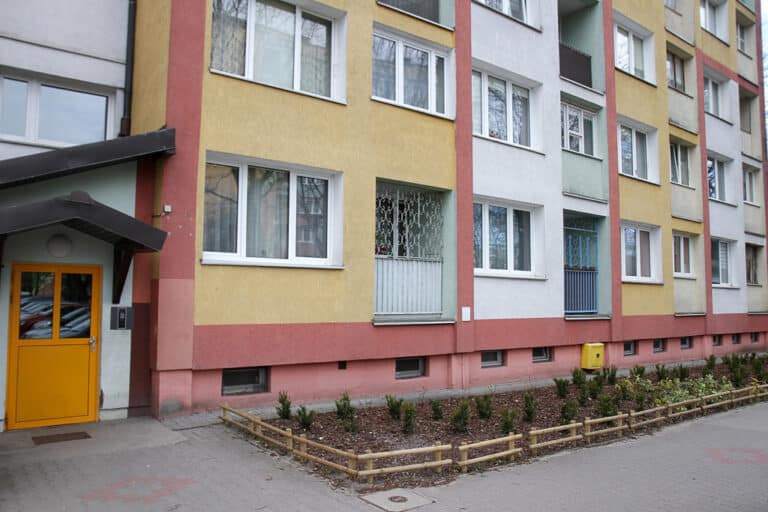 Znaleziono dw&oacute;ch martwych mężczyzn w mieszkaniu na parterze
