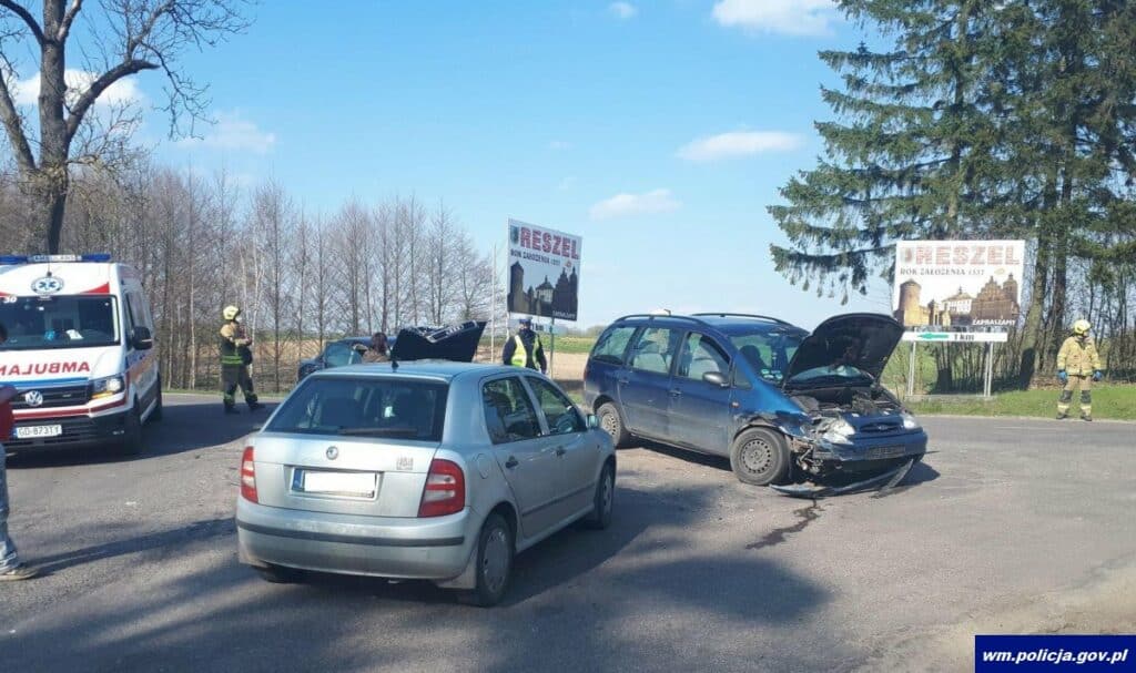 Zderzenie trzech aut na skrzyżowaniu wypadek Wiadomości