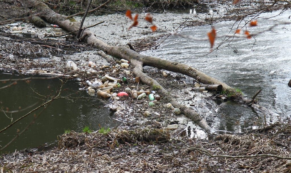 Plaga śmieci w Olsztynie. Odpady pływają także w Łynie śmieci Wiadomości, Olsztyn