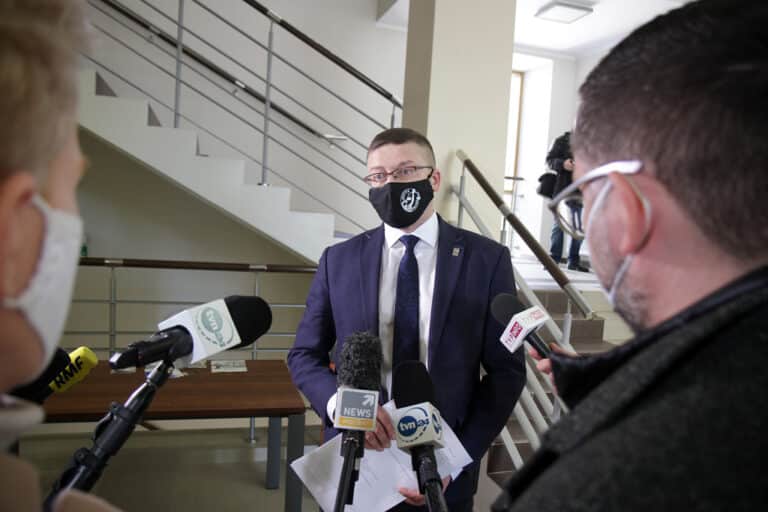 Do sądu wpłynął wniosek o wszczęcie egzekucji postanowienia sądu dotyczący pracy P. Juszczyszyna