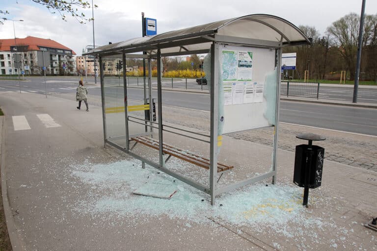 Kolejny zdewastowany przystanek w Olsztynie