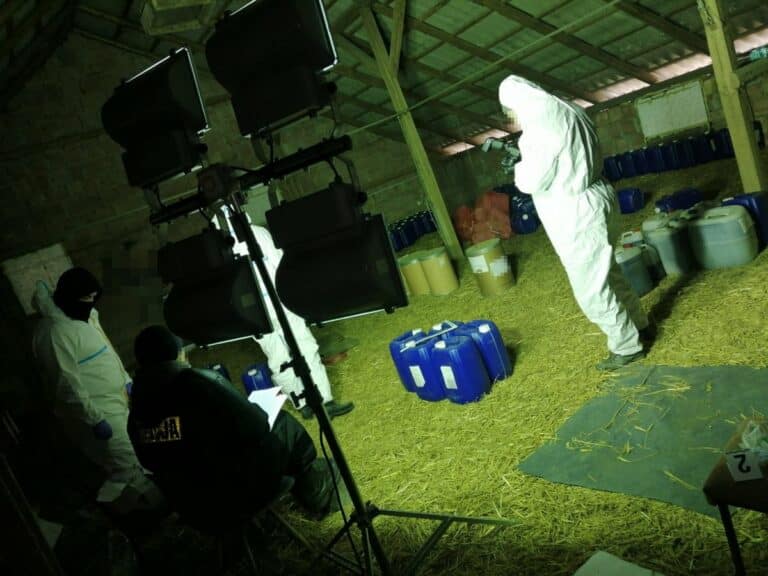 Policja zlikwidowała „fabrykę” mefedronu powiązaną z zakładem pogrzebowym