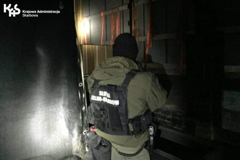 Olsztyńska KAS: zajęto ponad 9 ton nielegalnego towaru podczas przeładunku