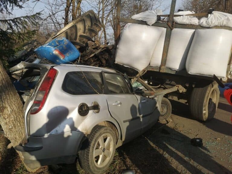 Kierowca Forda uderzył w ciągnik z przyczepą
