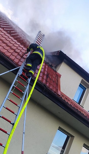 Policjanci uratowali mieszkańców z płonącego budynku ewakuacja Wiadomości, Olsztyn