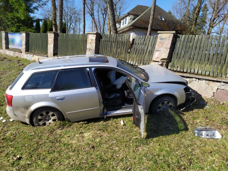 Kradzionym Audi uciekał przed policją. Rozbił je na ogrodzeniu