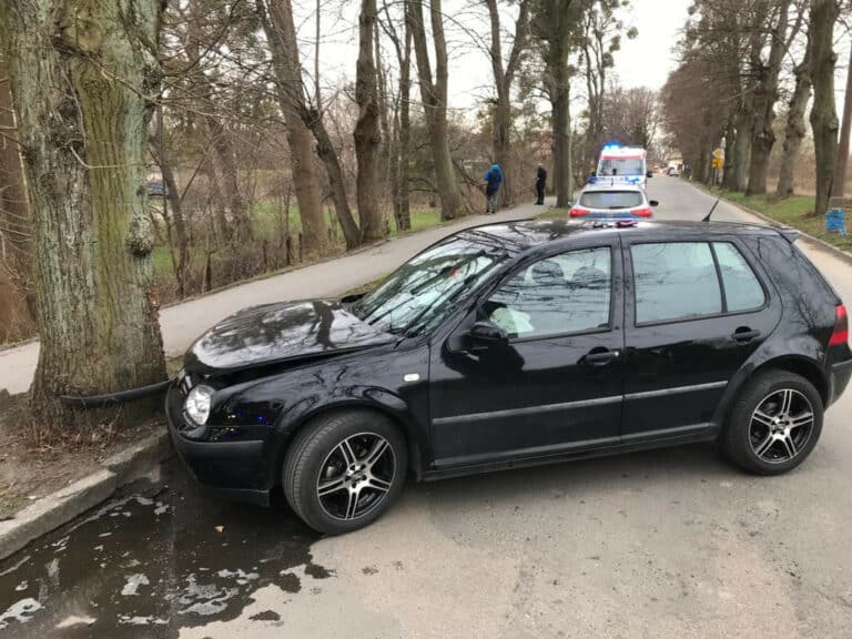 46-letnia kobieta uderzyła Golfem w drzewo