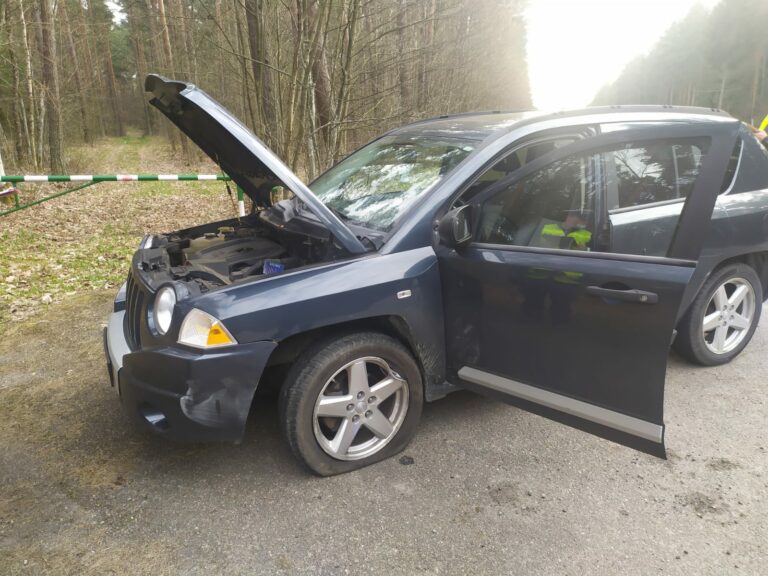 Zderzenie dwóch Jeepów. Jedna osoba w szpitalu