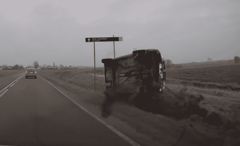 Zamiast wyprzedzania dachował. Groźny wypadek zarejestrowała kamera