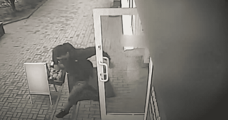 Wybiegł ze sklepu z koszykiem pełnym zakupów