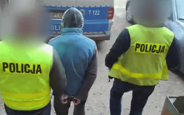 Był tak spragniony, że wyciągnął n&oacute;ż i zażądał od kasjerki wydawania alkoholu