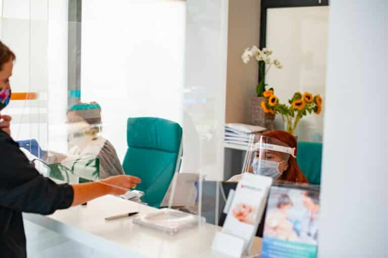 Lekarz od szczepień wyjaśnia czym są spowodowane kolejki