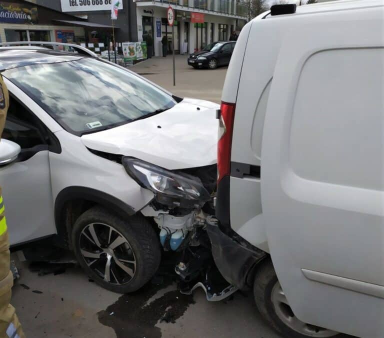 Pijany kierowca uszkodził auta w Barczewie. Media: to były burmistrz