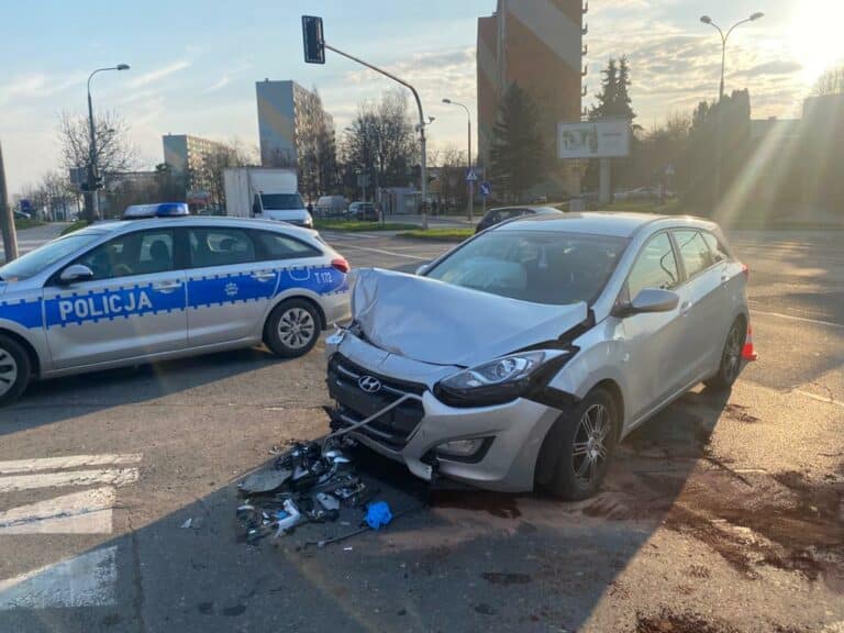 Kolizja Audi z Hyundaiem na skrzyżowaniu Dworcowa-Żołnierska