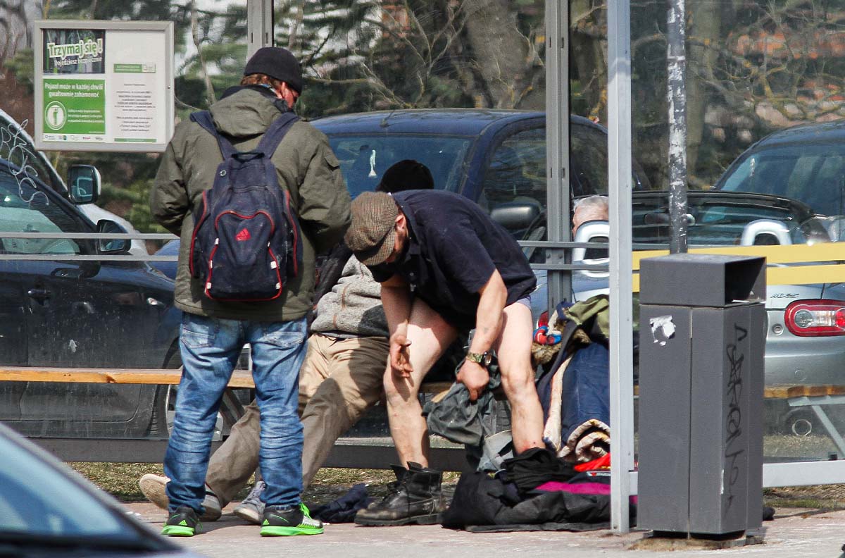 Bezdomni przebierają się na przystankach? Takie widoki tylko w Olsztynie Olsztyn, Wiadomości